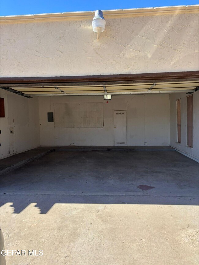 Building Photo - 1601 Common Dr