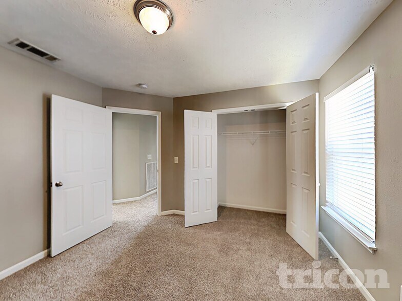 Building Photo - 700 Holland Ridge Dr