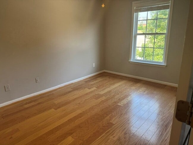 Building Photo - freshly paint 3 bed 2 bath townhome