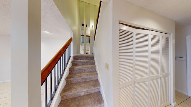 Building Photo - Spacious 3Bed/2.5Bath/Garage Home in Via Verde