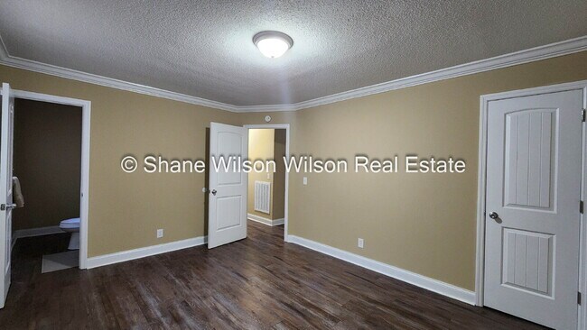 Building Photo - Charming 3-Bedroom 1.5-Bath Home in Chickamauga! Come see it today!