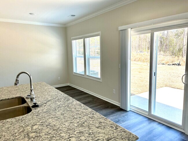 Building Photo - 704 Rill Dr