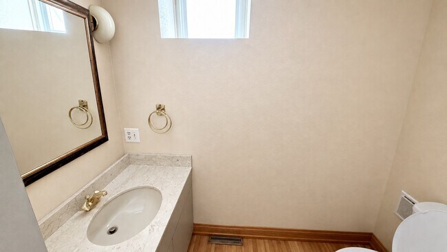 Building Photo - 534 W Dickens Ave