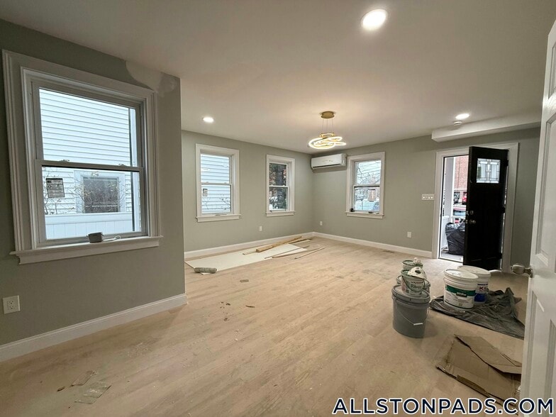 Building Photo - 8 Brentwood St