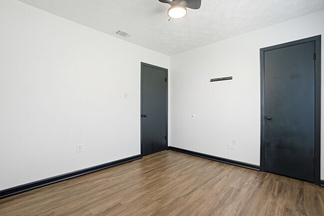 Building Photo - 703 Pineview Ct