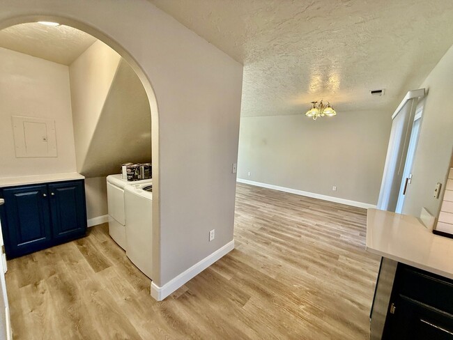 Building Photo - Adorable 3-BR Parkside Townhome