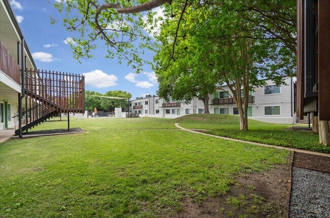 Building Photo - 2200 Dickson Dr