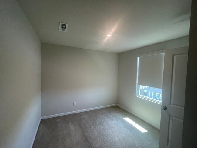 Building Photo - You’ve Got to See This Rental!