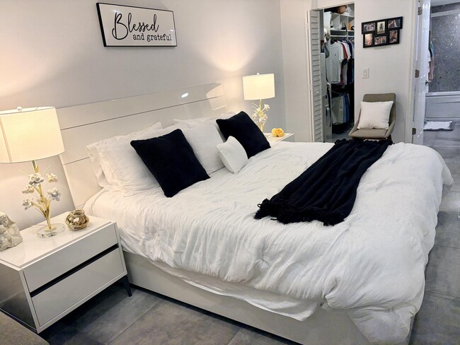 Building Photo - 1505 N Riverside Dr