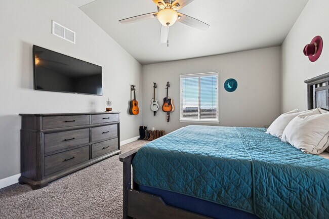 Building Photo - 1140 E Dove Creek Dr
