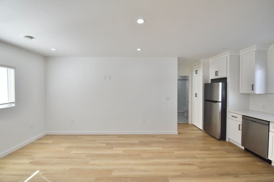 Building Photo - 11645 Moorpark St