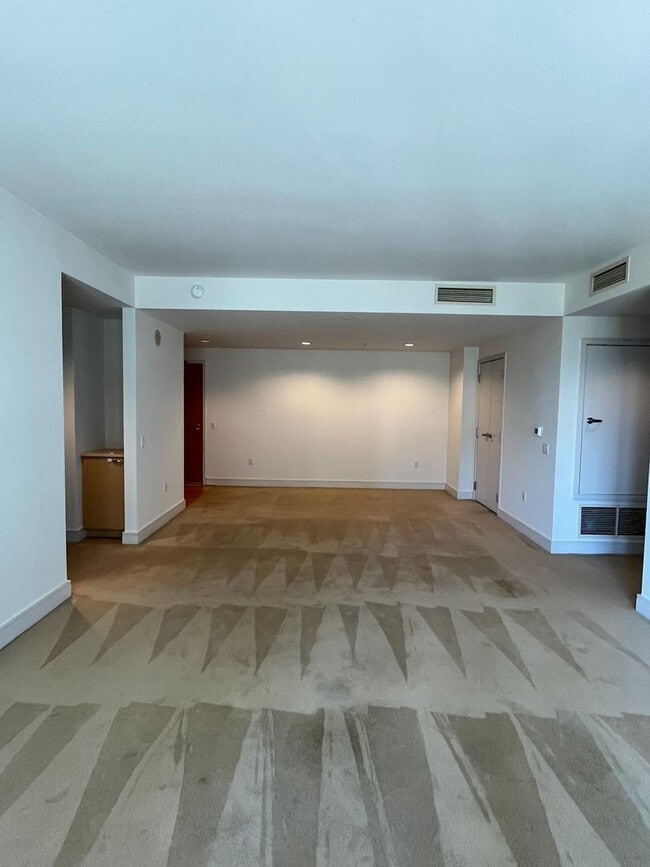 Building Photo - Experience upscale living in Downtown San Diego with great views. This is a must see!