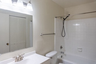 Building Photo - 733 Pointe Ct