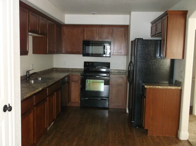 Building Photo - 3 BED 2.5 BATH SADDLE RIDGE TOWNHOUSE