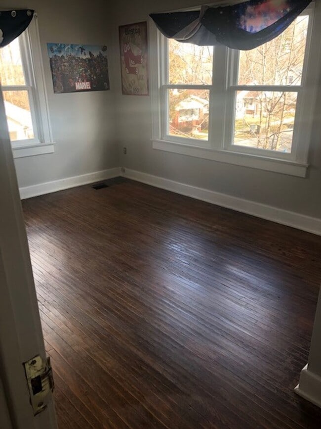 Building Photo - LARGE 5 Bed/2Bath Hoosier-style home close...