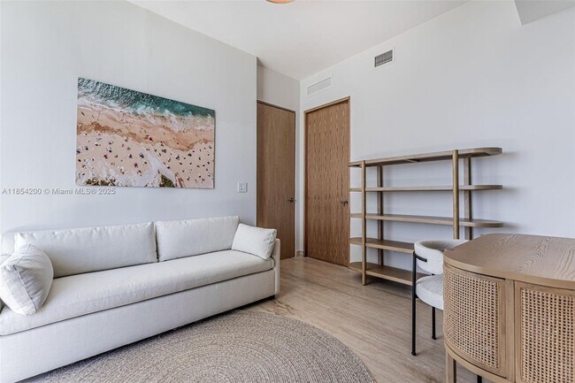 Building Photo - 15811 Collins Ave