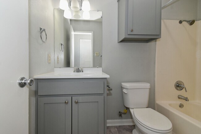 Building Photo - PEPERPORT.3913-3915