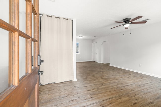 Building Photo - 351 Queens Way