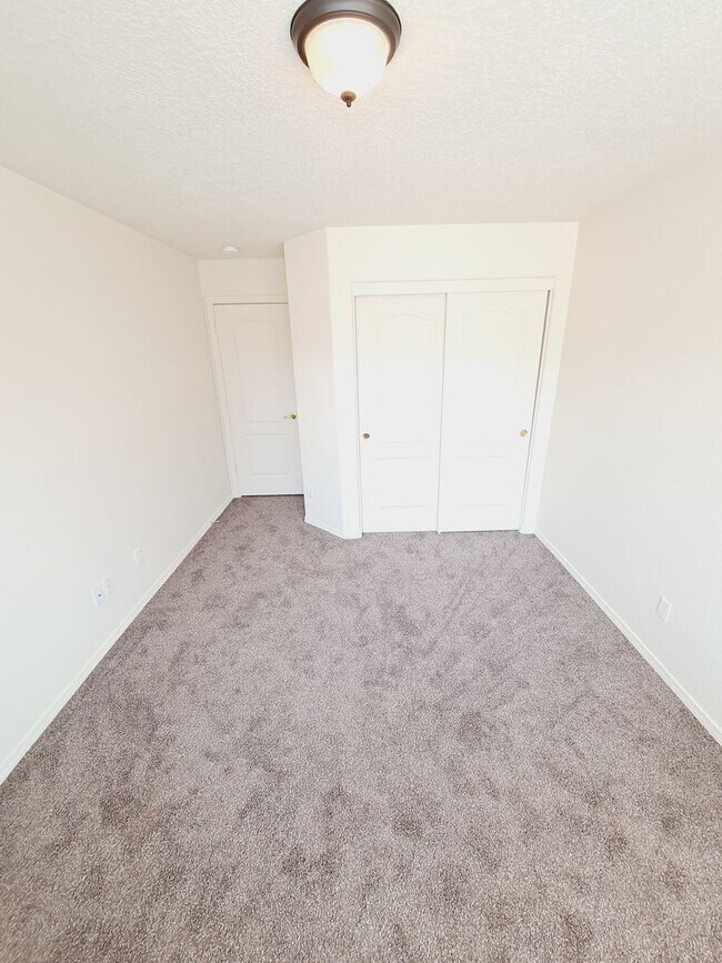 Building Photo - 4 bed home available in Huning Ranch!