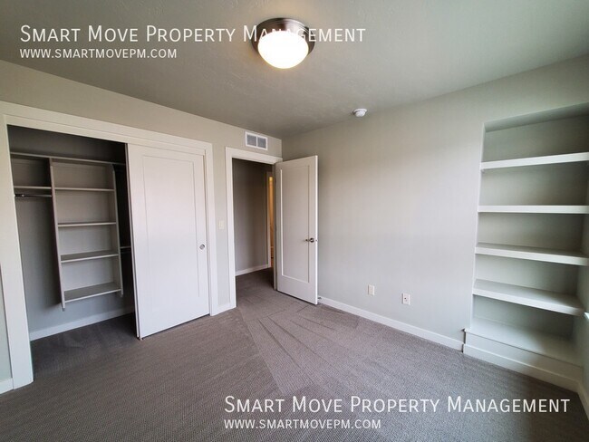 Building Photo - 3256 E Thoroughbred Ln