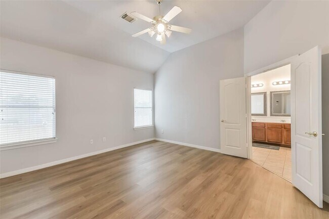 Building Photo - 2212 Highland Crossing Dr