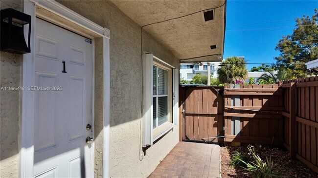 Building Photo - 1021 N Victoria Park Rd