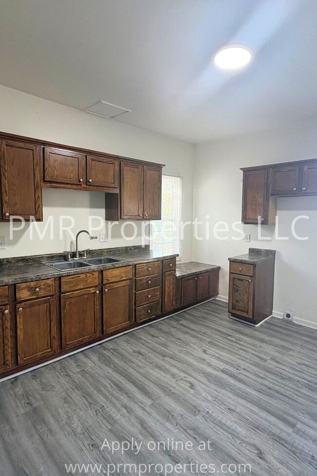 Building Photo - 3 Bedrooms / 1 Bathroom House