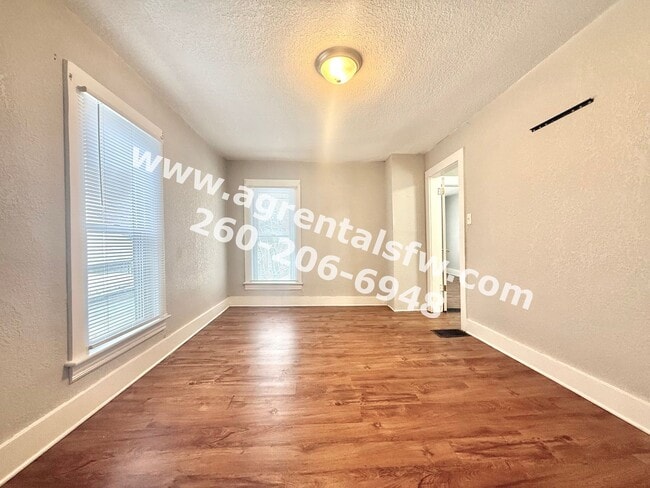 Building Photo - 3 Bedroom House