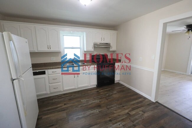 Building Photo - Two Bedroom House | Move in Ready