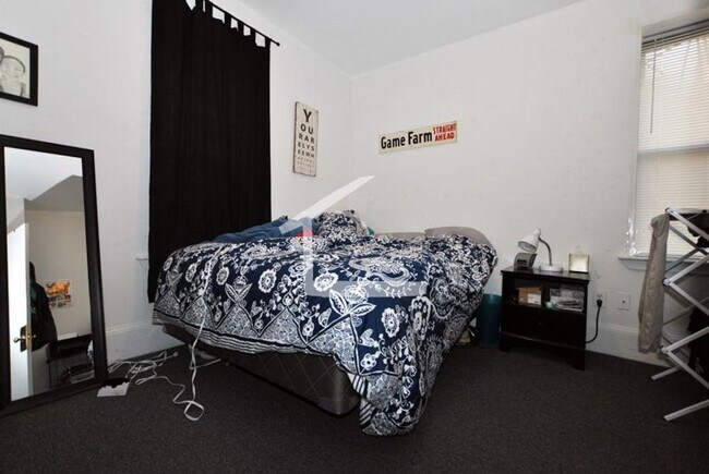 Building Photo - 4BR 2Bth unit. Great location! On T, walk to supermarket, restaurants.