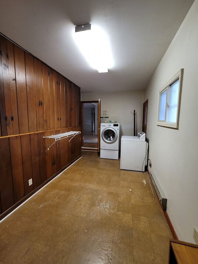 Building Photo - Cozy 3 Bedroom Home for Rent on Parkview Blvd