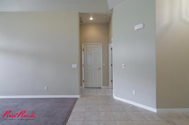 Building Photo - Cozy 3-bedroom Home. Small Dog Friendly!