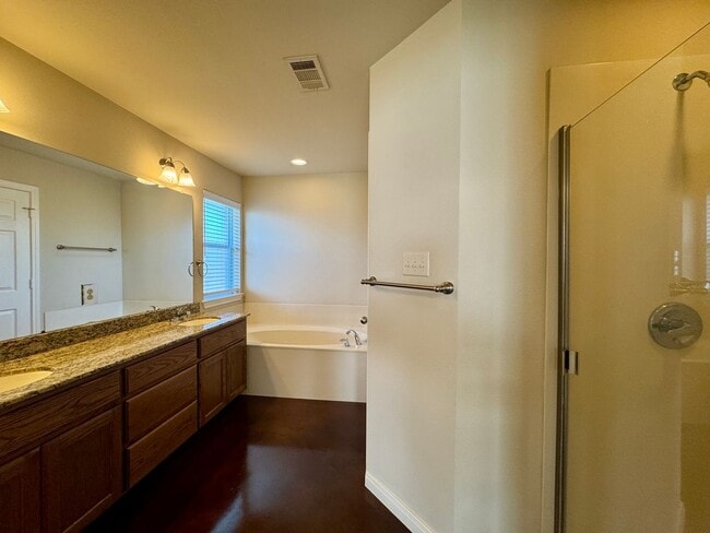 Building Photo - 3BR / 2BA Duplex in Hewitt, Texas | Midway ISD