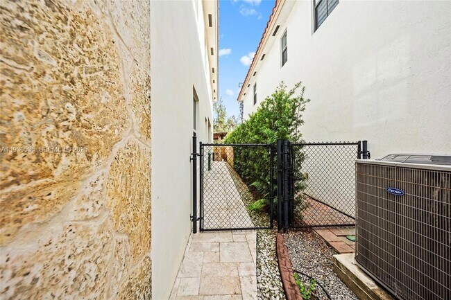 Building Photo - 6933 NW 104th Ct