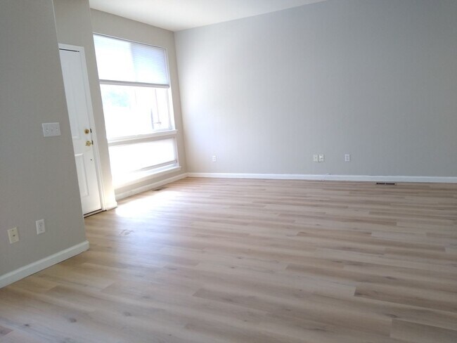 Building Photo - Fabulous Townhome Near Cherry Creek State ...