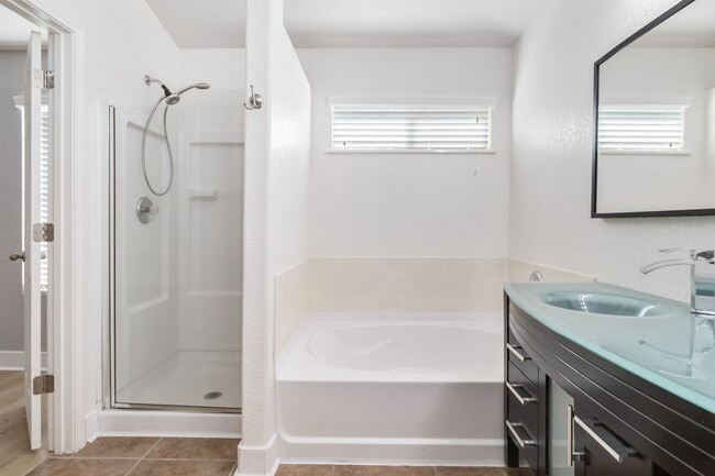 Building Photo - Gorgeous 3 bedroom, 2 bath home with a study near the Forum & Randolph AFB!