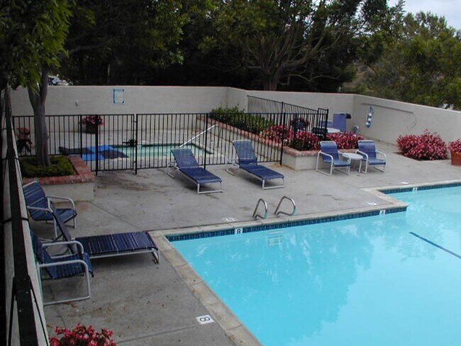 Building Photo - La Jolla 3BR/2.5BA Townhouse @ Eastbluff N...