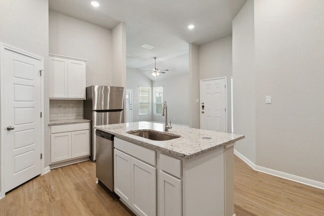 Building Photo - 469-473 Nespral Dr