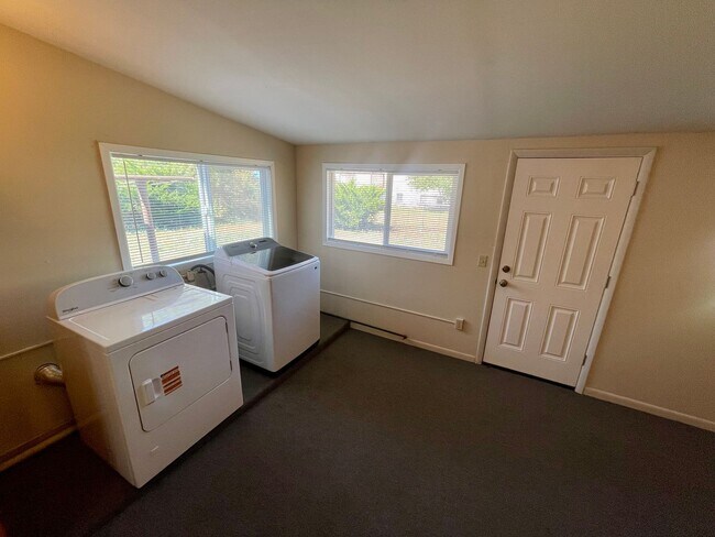 Building Photo - Charming 3 Bed, 2 Bath Home Near CSU & Old Town Fort Collins!