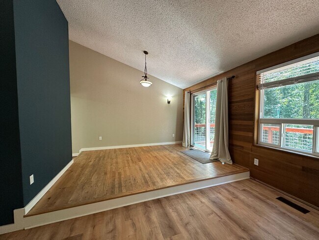 Building Photo - 3 Bed 2 Bath home with 2 Car Garage in Bellingham
