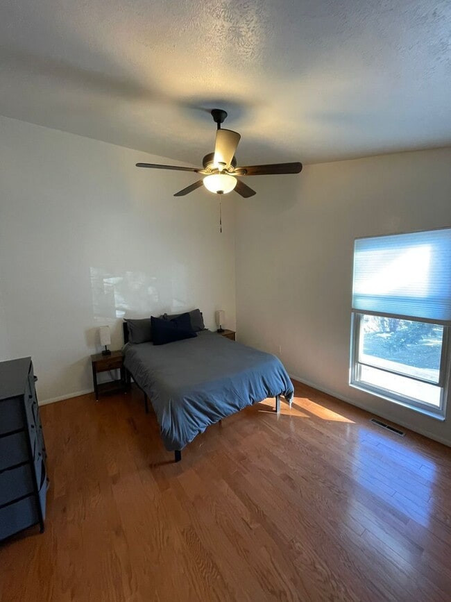 Building Photo - Prelease - 2bd/1.5ba Laminate flooring - Avail. June 2026