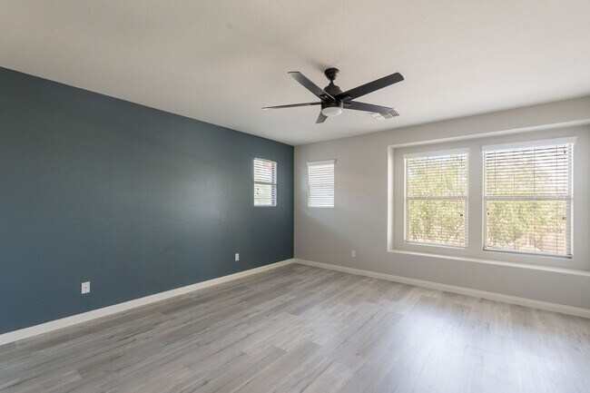 Building Photo - 1057 S Deerfield Ln