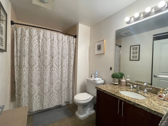 Building Photo - Large 1 Bedroom 1 Bath next to Petco Park