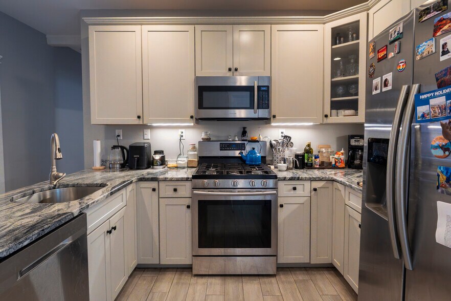 Building Photo - 15 Castleton St