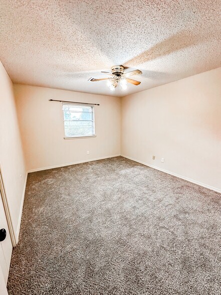 Building Photo - 1118 NW Becontree Dr