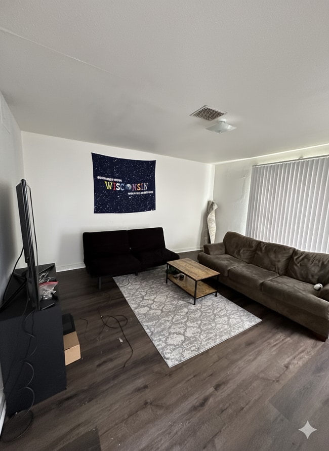 Building Photo - 3 Bed 1 Bath near UWEC, Water Street, and Sonnentag!