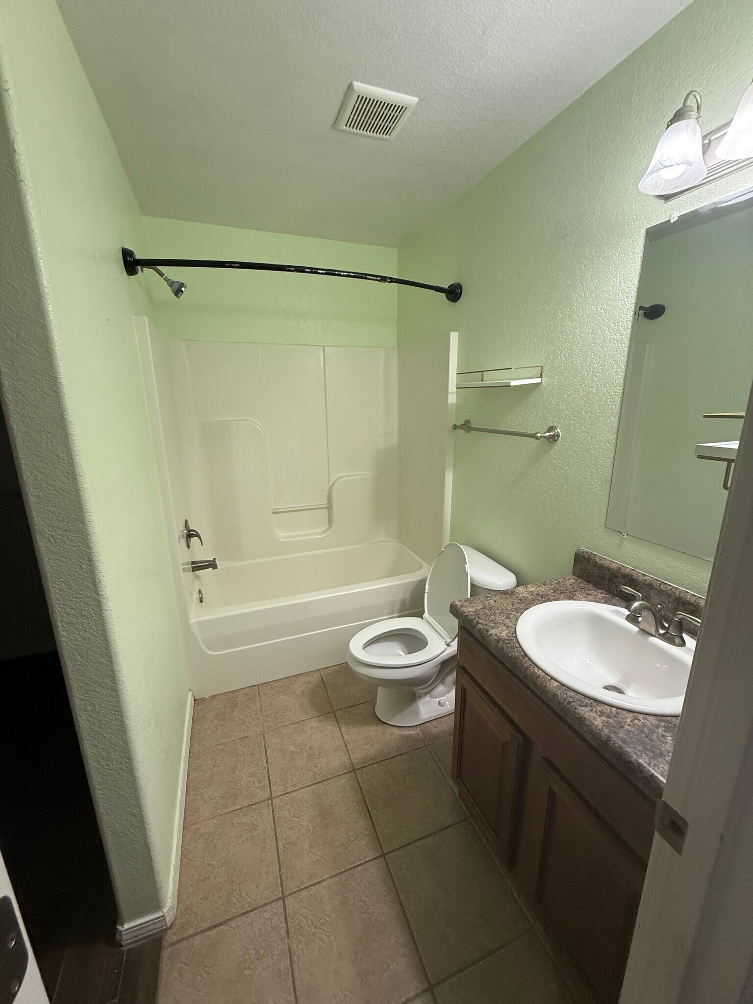 Main bathroom - 2410 Ridgeway Ln