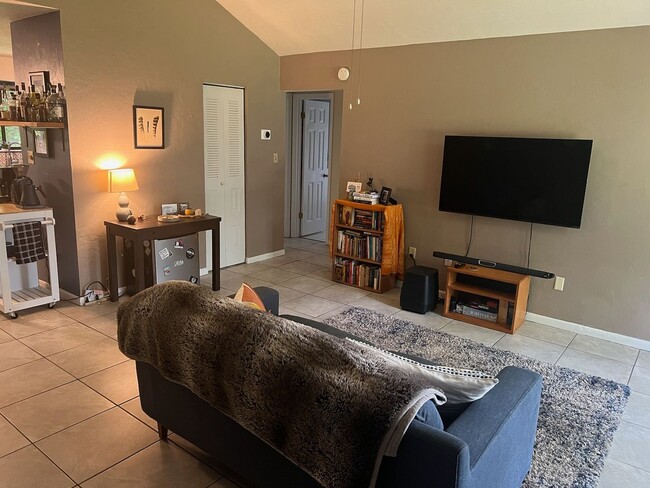Building Photo - Super cute 3 bedroom 2 bath in NW Miram Manor