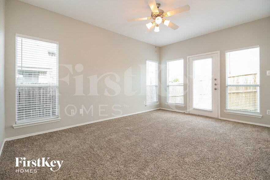 Building Photo - 2925 Oakshire St