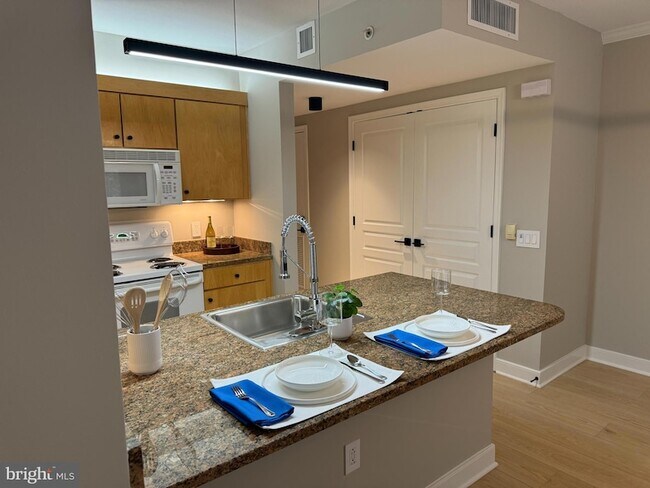 Building Photo - 616 E Street NW Unit 308